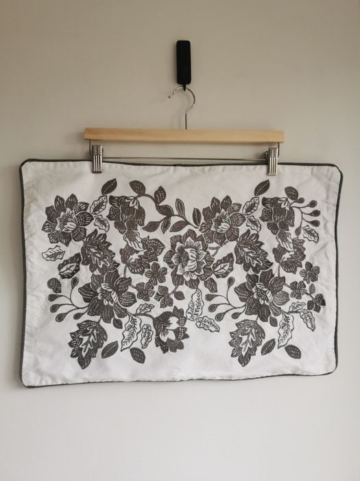 Ikea Skuggnava poszewka na poduszkę minimalistyczna szara jasna kwiaty