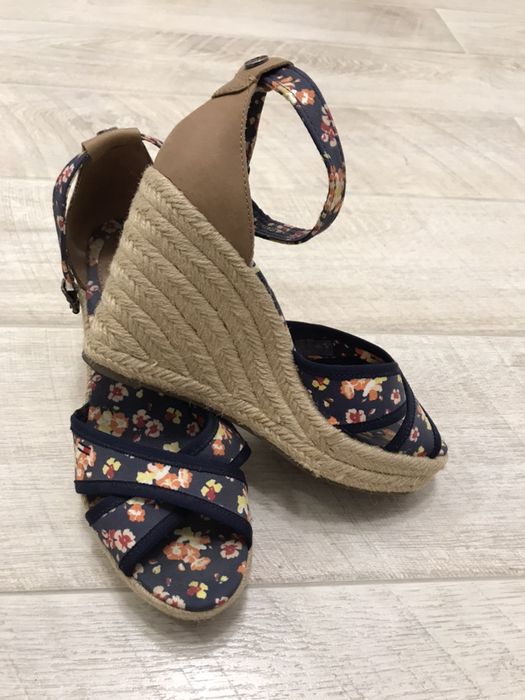 Босоніжки сандалі