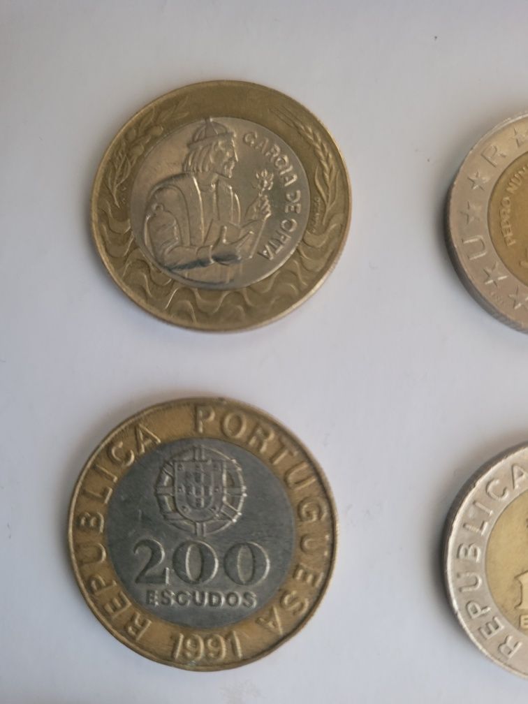 12 moedas de 200 e 100 escudos