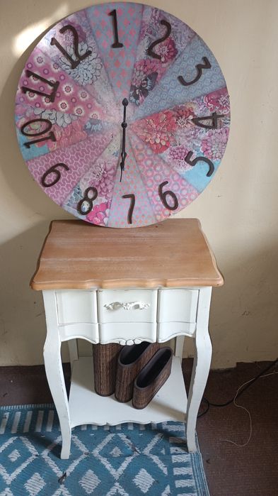 Mesinha cabeceira com relógio