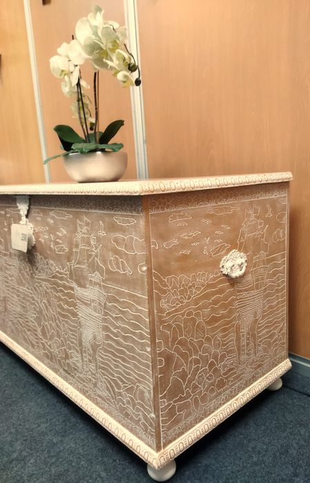 Arca restaurada - dourada e branca