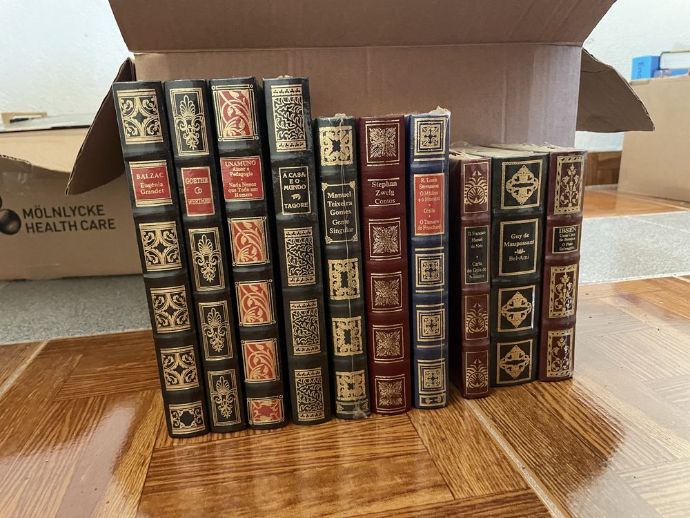 Livros antigos capa dura de ficção