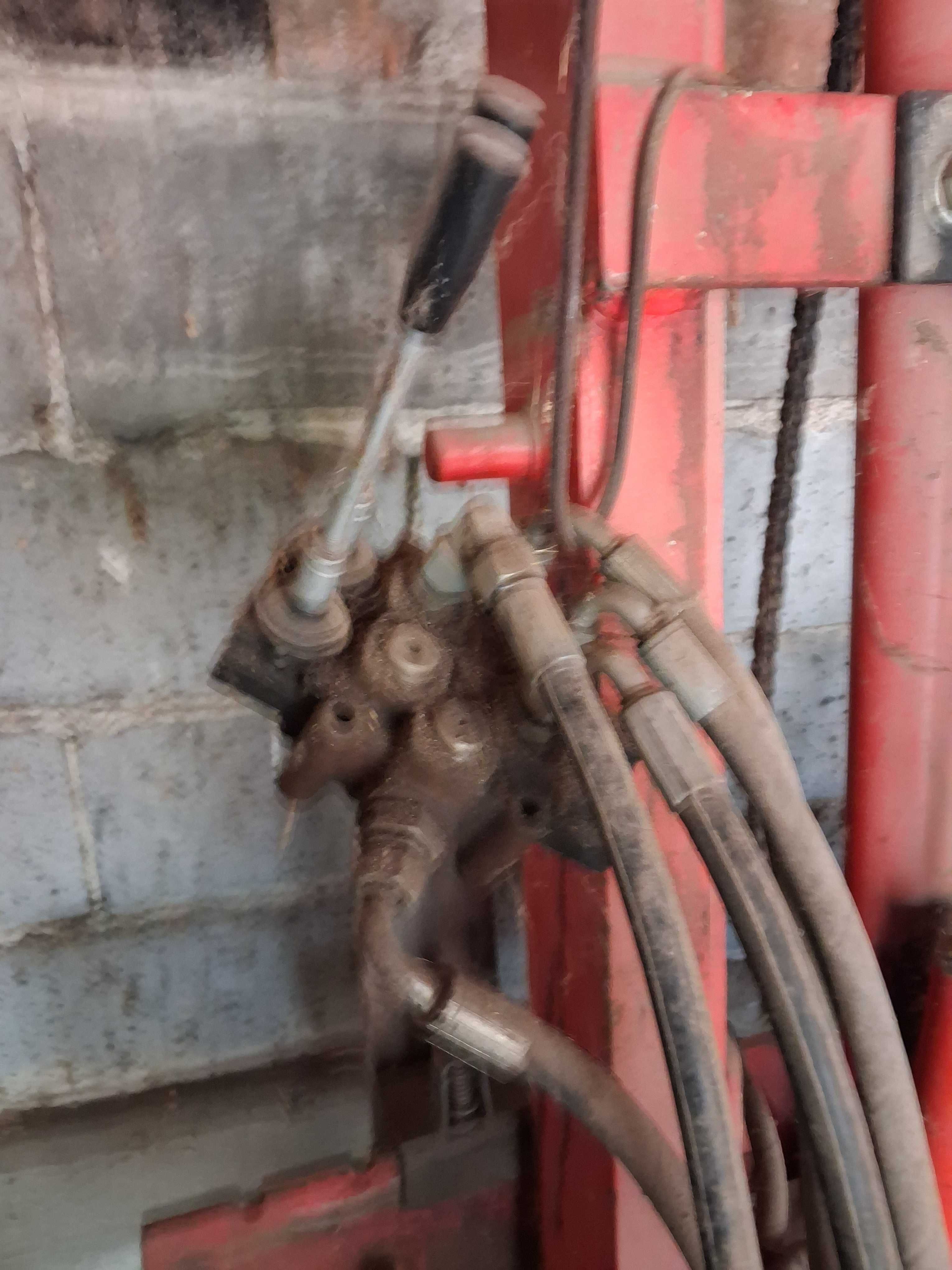 Ładowacz hydrauliczny widłowy na tył ciągnka