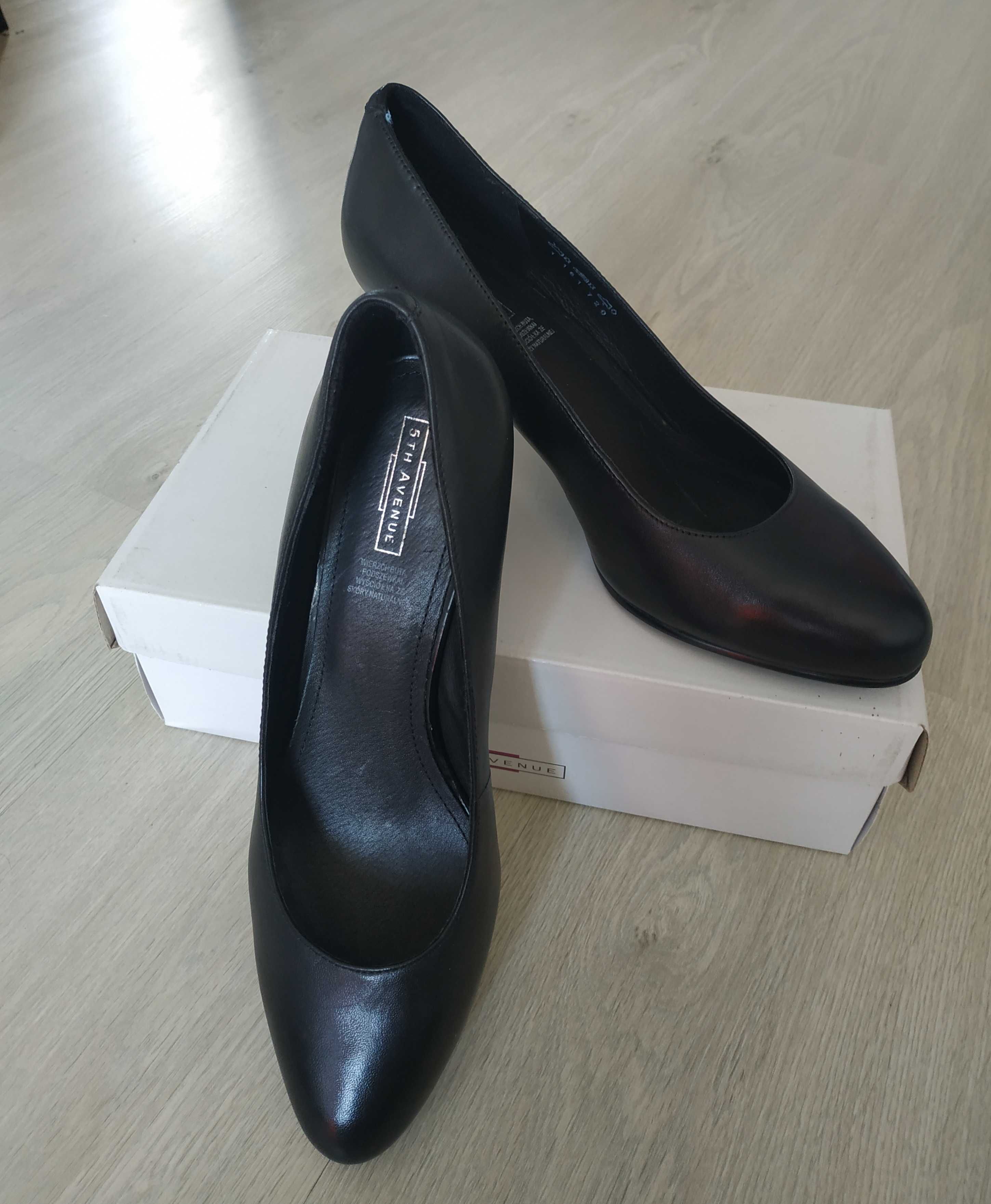 Czarne eleganckie czółenka ze skóry na obcasie 5th Avenue, r. 41
