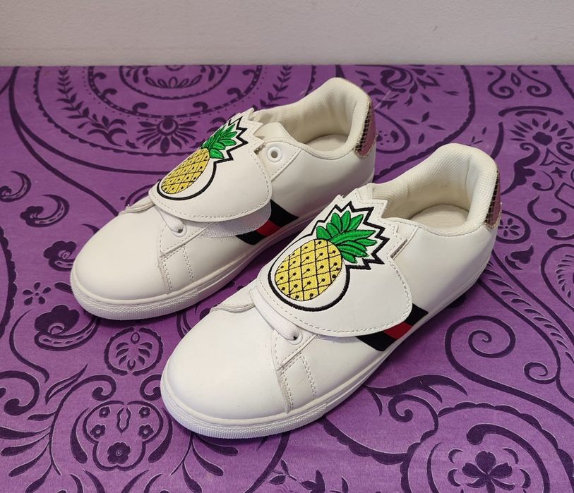 Sapatilhas brancas com abacaxi 38 e 39 - Novo

- Tamanhos: 38 e 39
- F