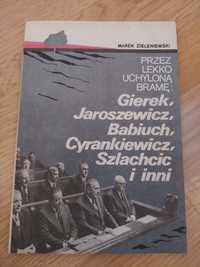 Przez lekko uchyloną bramę Marek Zieleniewski