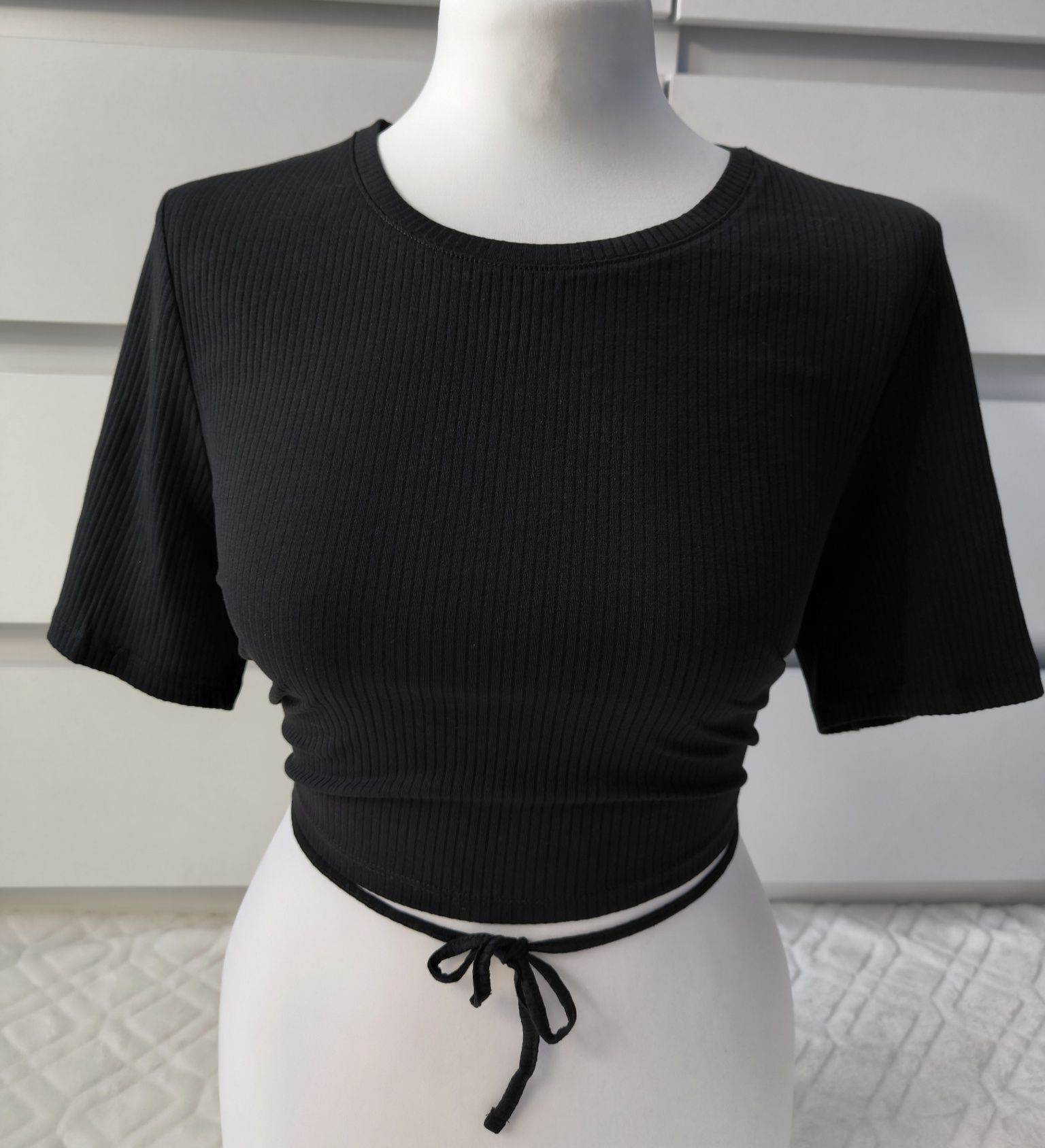 MONKI - nowy crop top prążkowany czarny, odkryte plecy, lato