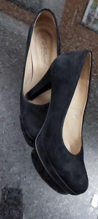 Sapatos pretos, em pele, n.37
De salto alto,