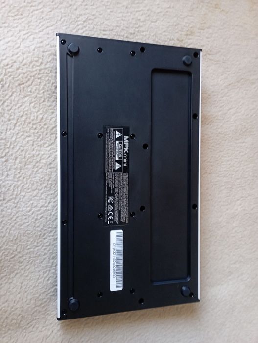 AKAI MPKmini midi клавіатура