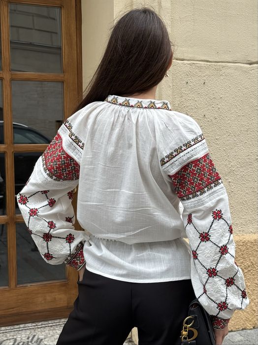 Жіноча вишиванка в НАЯВНОСТІ