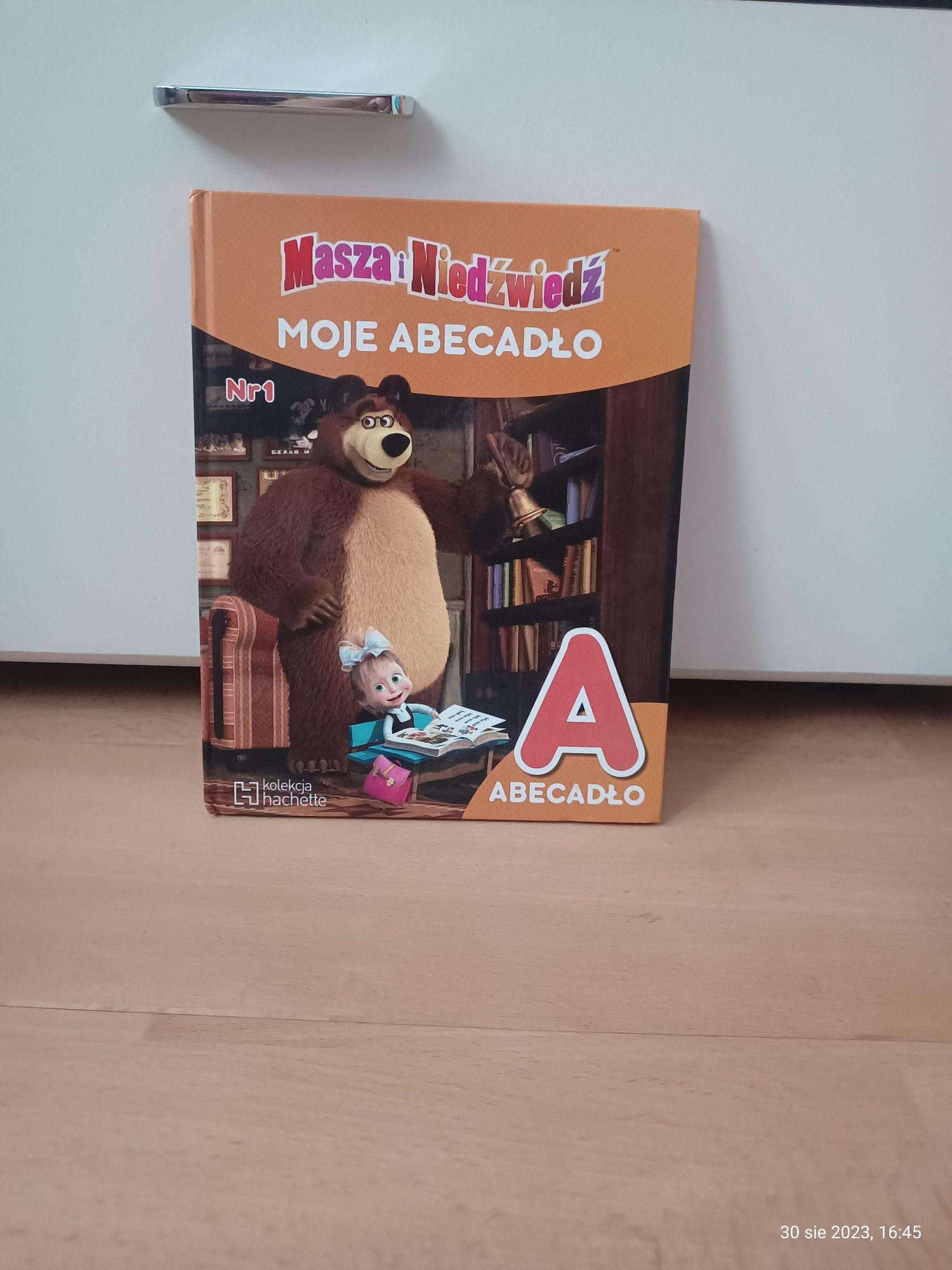 Książka. Masza i Niedźwiedź. Moje abecadło nr 1. Literka A.