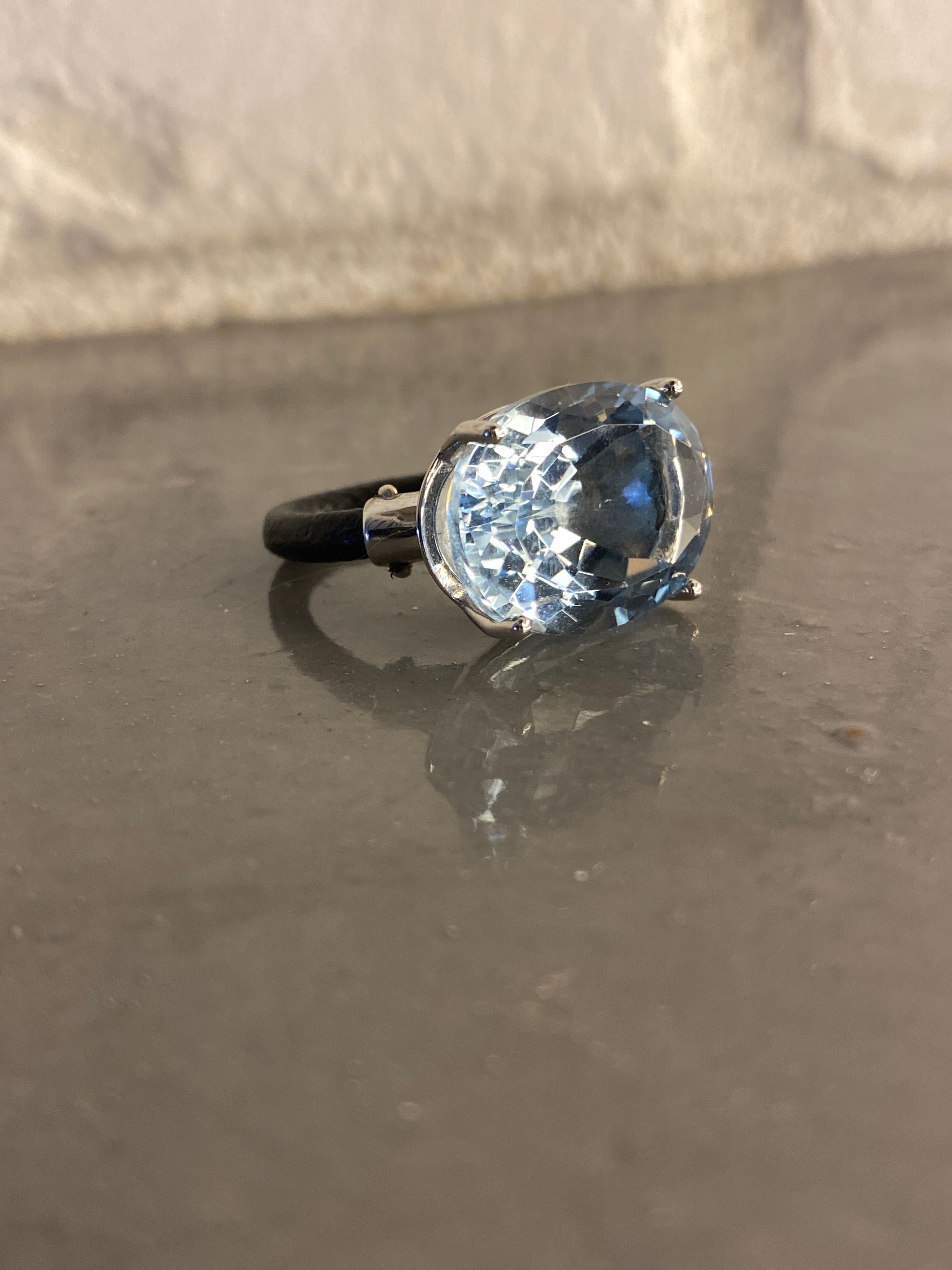 Przepiękny srebrny pierścień z topazem TOUS