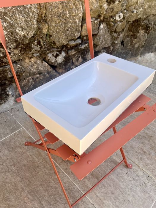 Lavatório casa de banho com torneira Roca