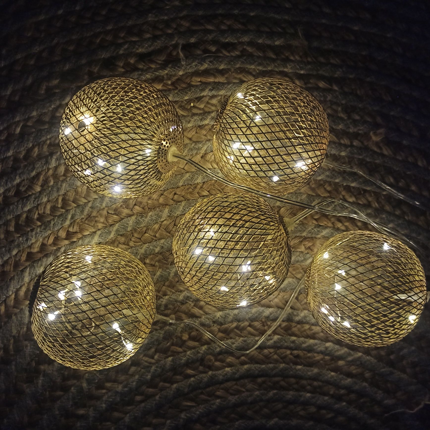 Złote kule świecące LED
