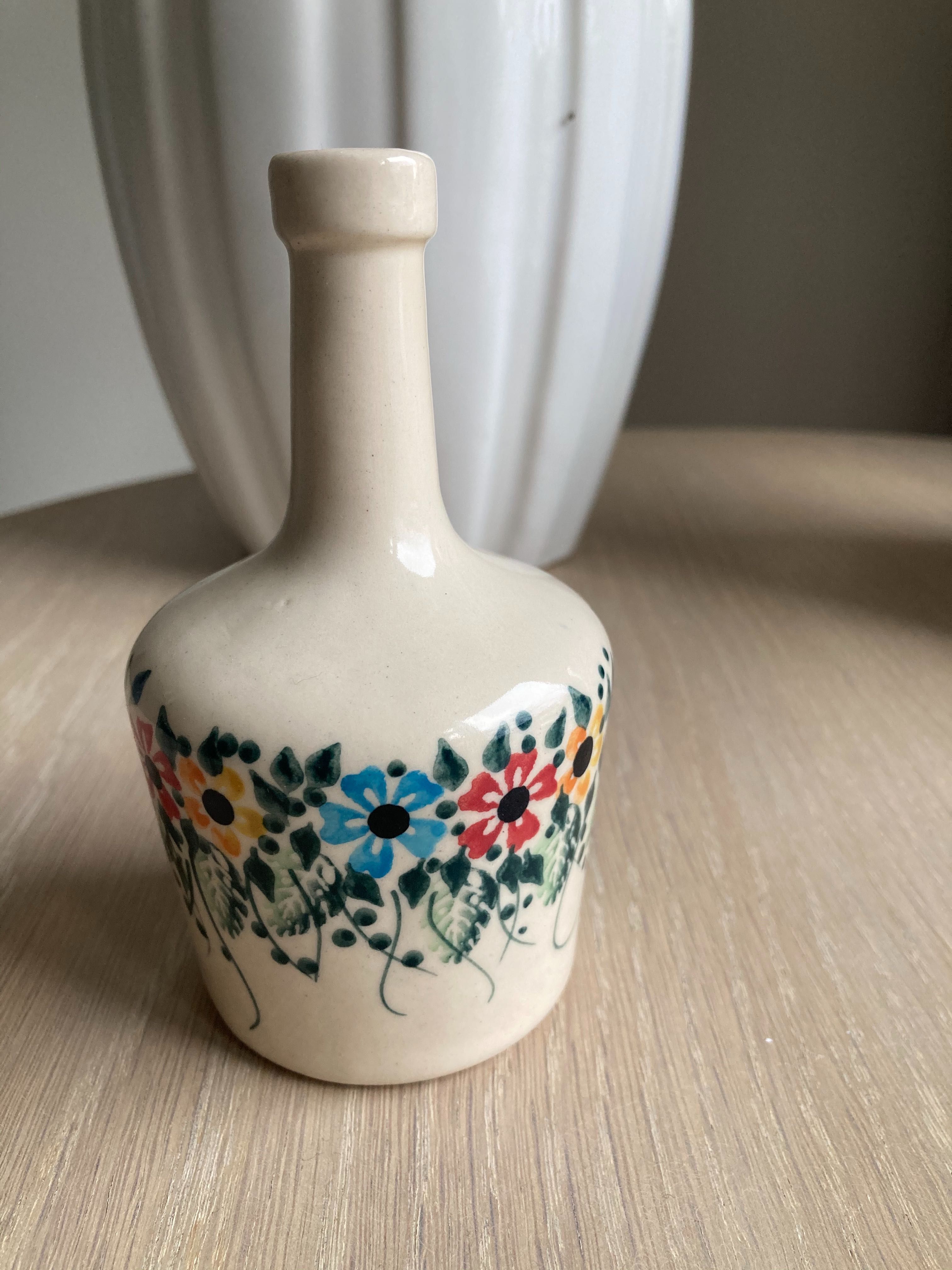 Ceramiczna buteleczka ręcznie malowana  przez artystkę ceramika