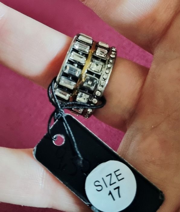Anel bicolor, em aço, com zirconias e pedras de vidro. T17