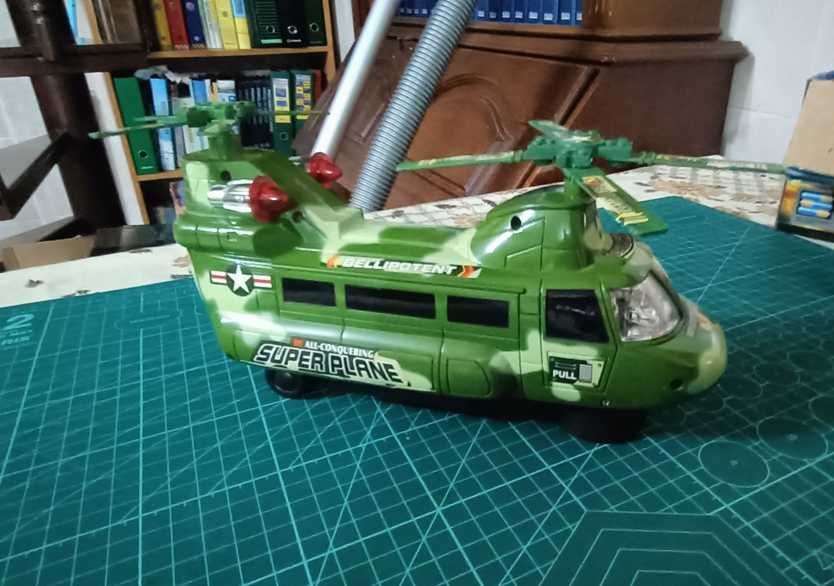 Carro Telecomandado + Robôs + camiões etc.