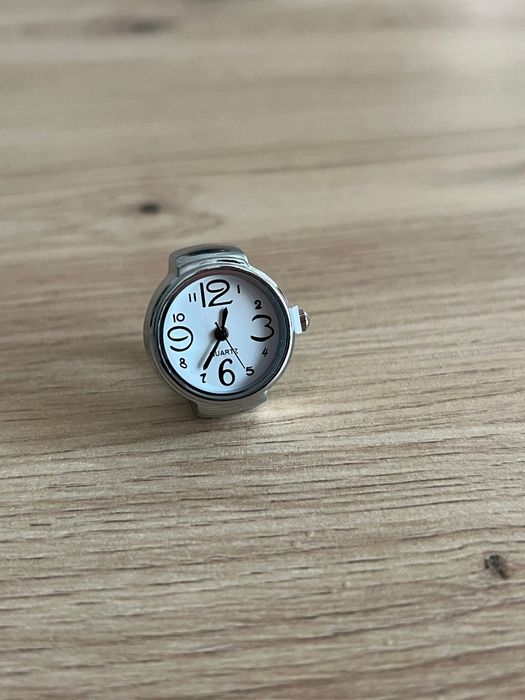 Zegarek pierścionek – stylowy zegarek na palec, rozciągliwy pasek