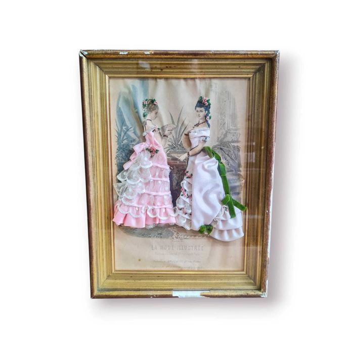 Quadro La Mode Illustrée – Paris, figuras em relevo com tecidos