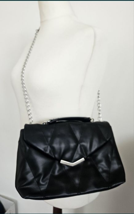 Czarna torebka na łańcuszku pikowana nowa