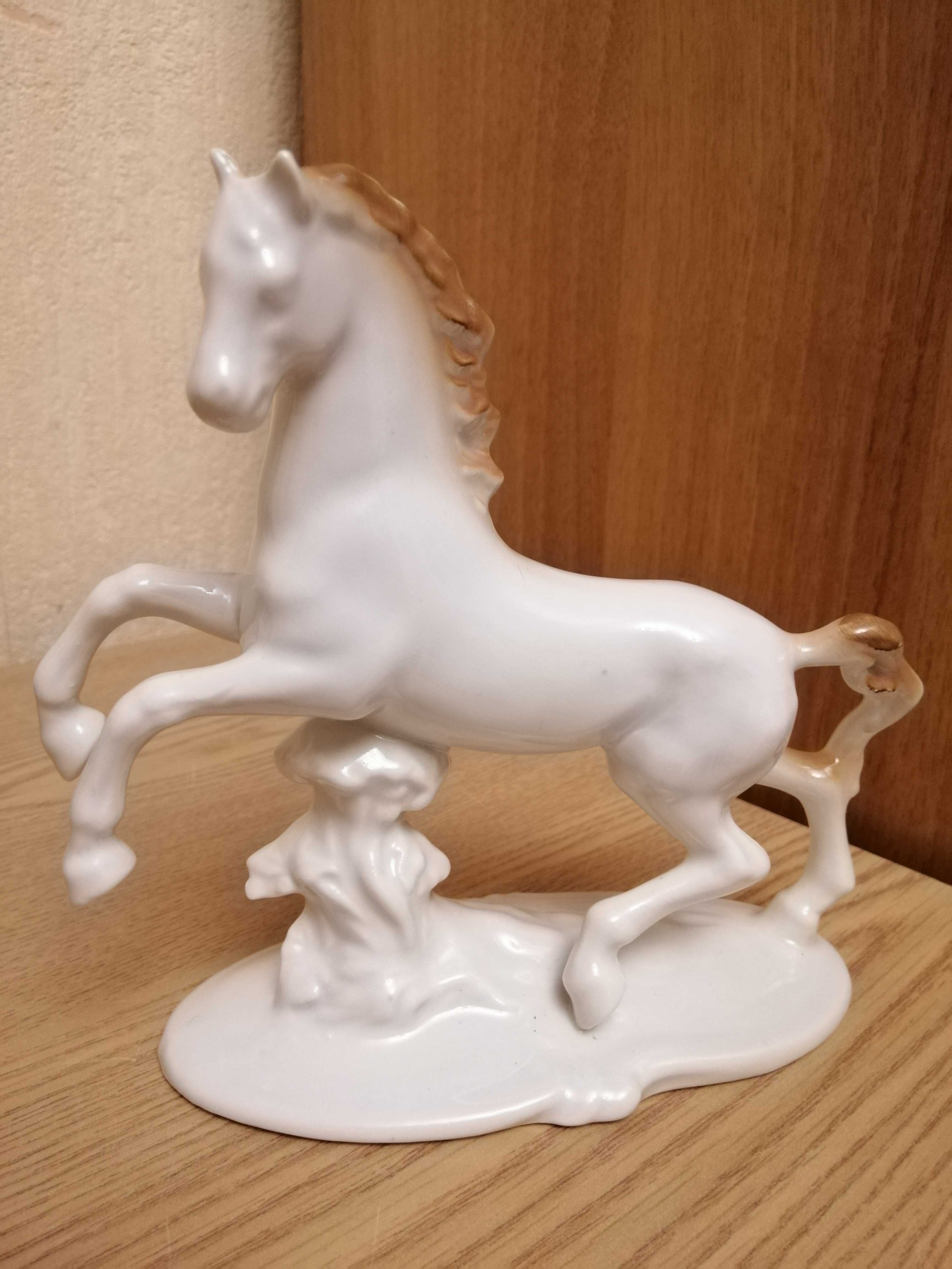Статуэтки фигурки Лошадь, Конь на дыбах