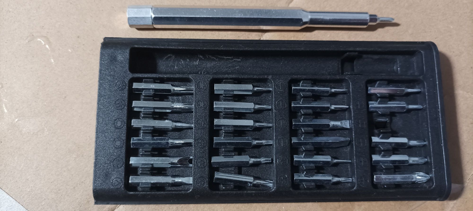 Estojo 25 bit`s deelectrónica.