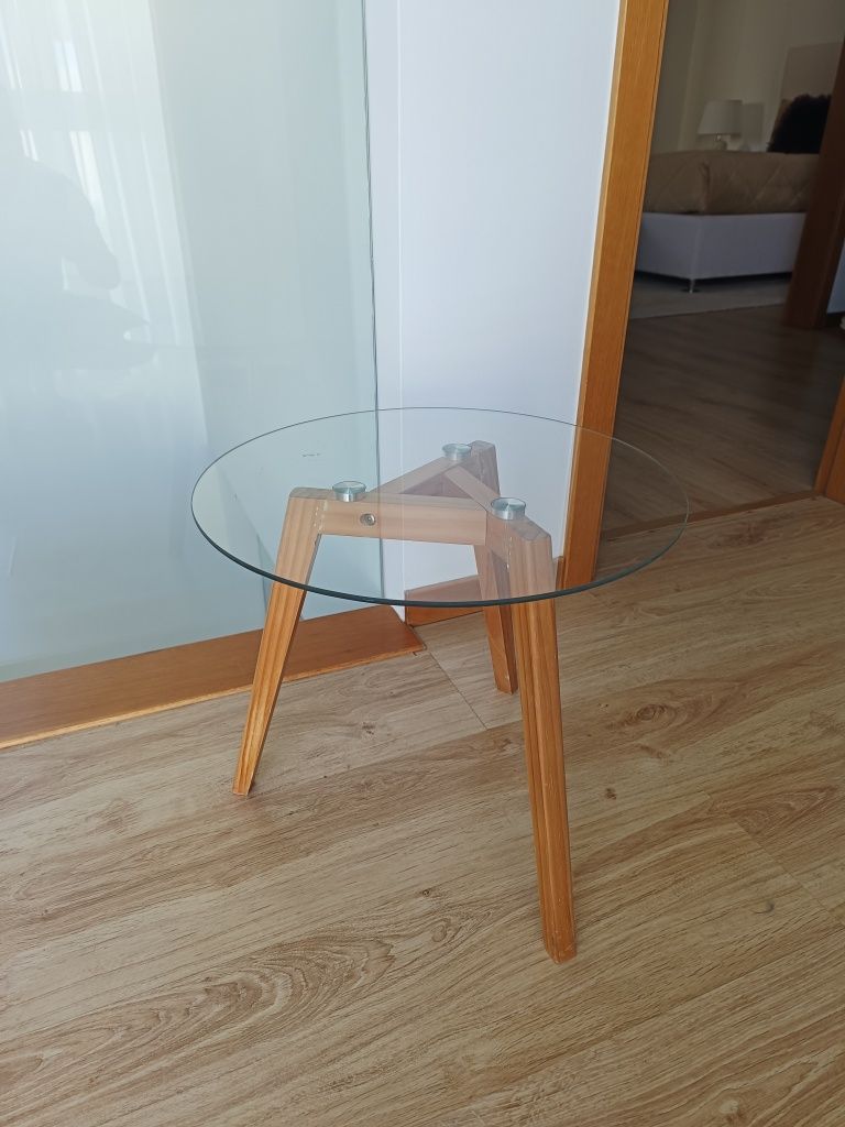 Mesa de apoio em vidro e perna Madeira