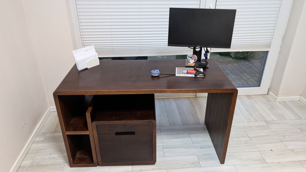 Solidne biurko plus kontener