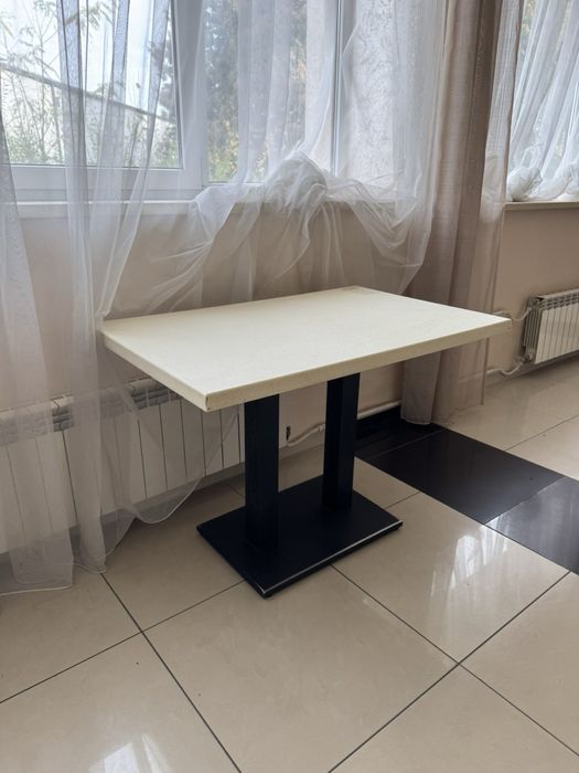 Столи та диванчики у кафе/ресторан