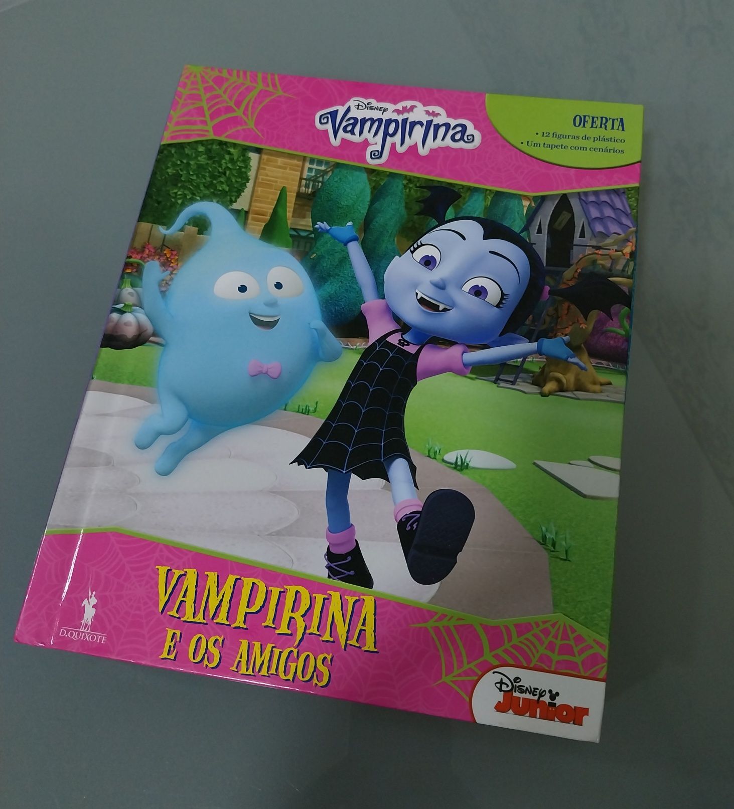 Vampirina, livro com 12 figuras e cenário