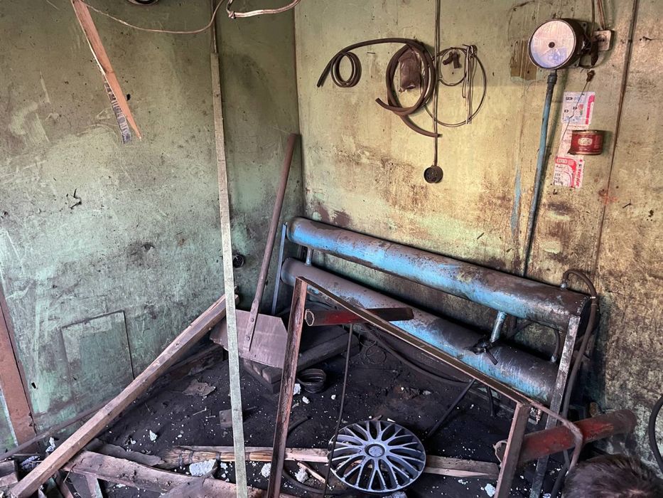 Битовка 7,5*2,5 висота 3,1 метра фасад металевий профнастил