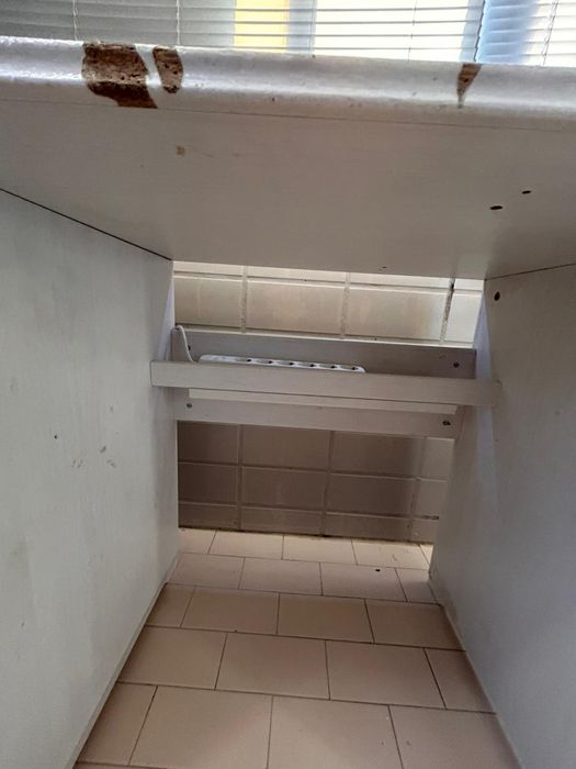 Secretaria com algumas marcas