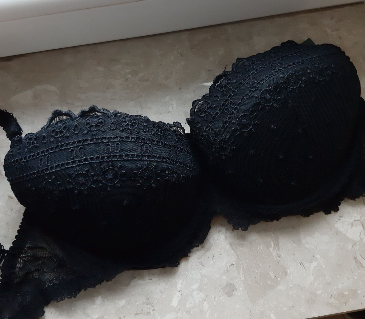 Nowy czarny biustonosz 70G