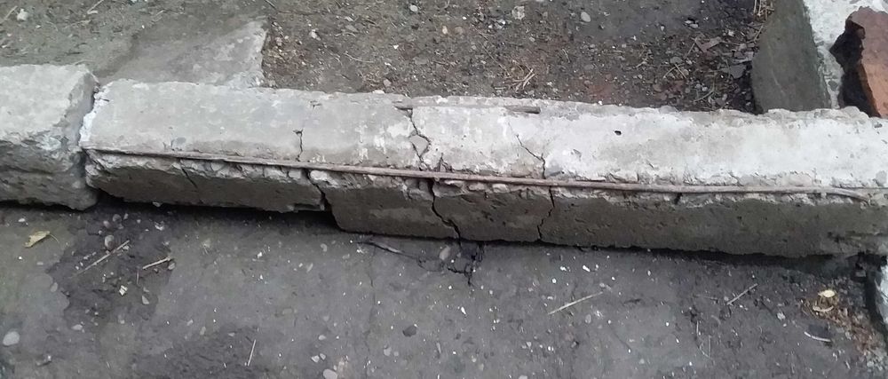 Столбики, бордюры бетонные б/у, куски бетона