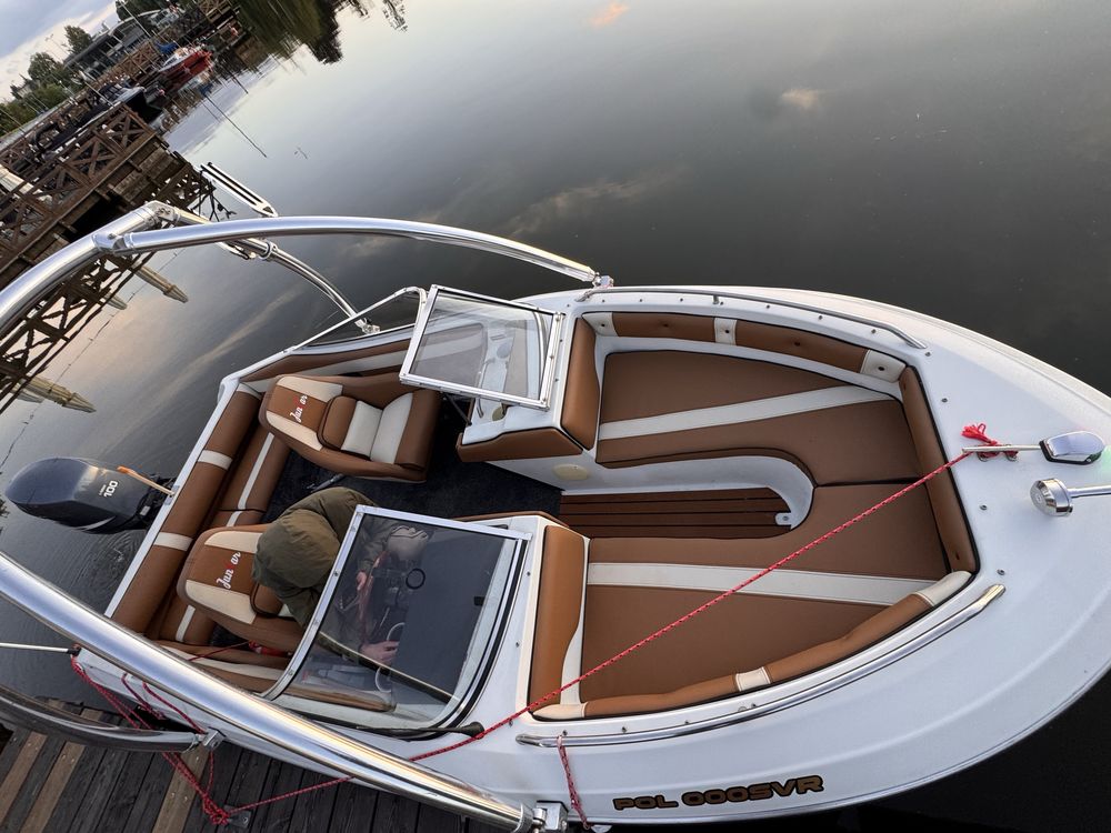 Motorówka Yacht motorowy Rinker Captiva zaburtowy Yamaha 100