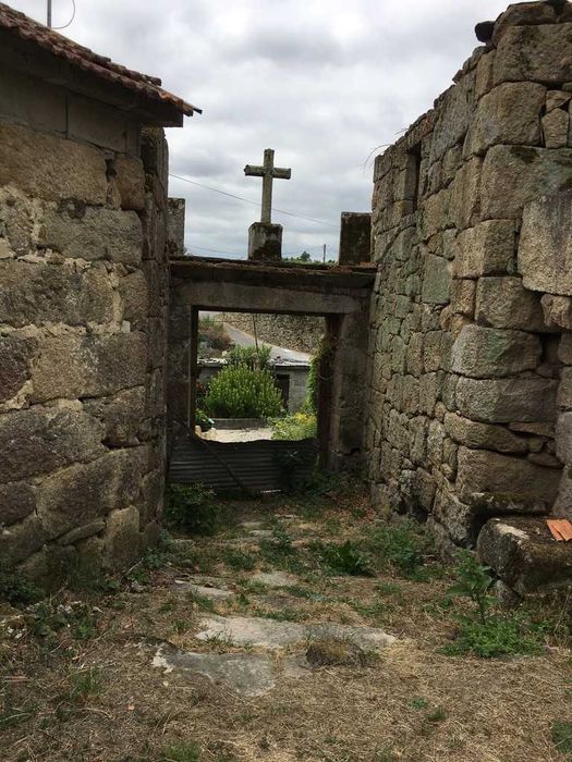 Quinta com 3 casas e vistas de rio na praia fluvial de Boelhe