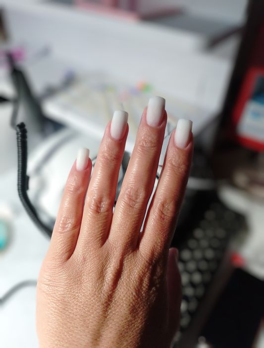 Манікюр та нарощування нігтів