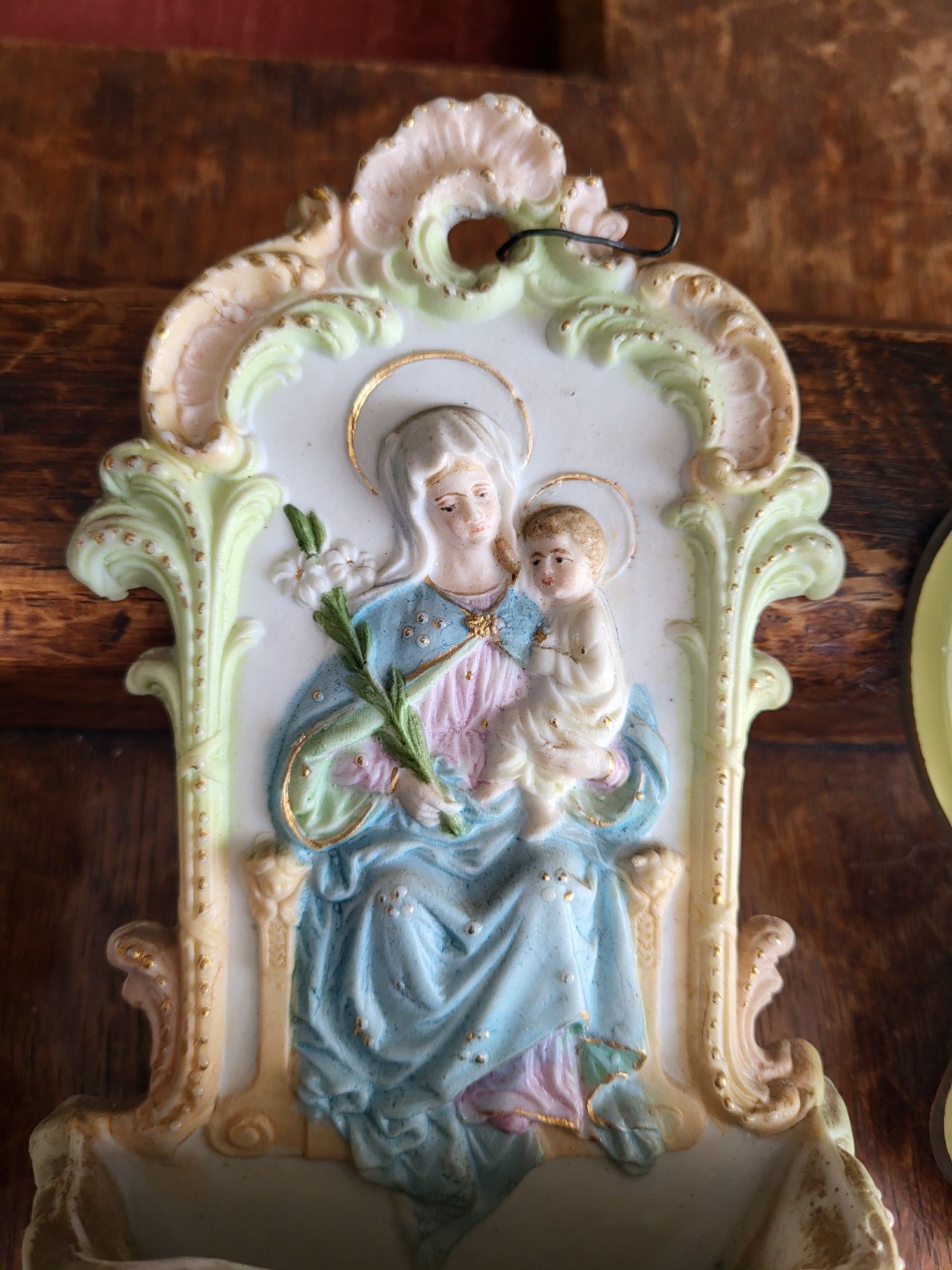 Piękna porcelanowa kropielnica Maryja Matka Boża biskwit