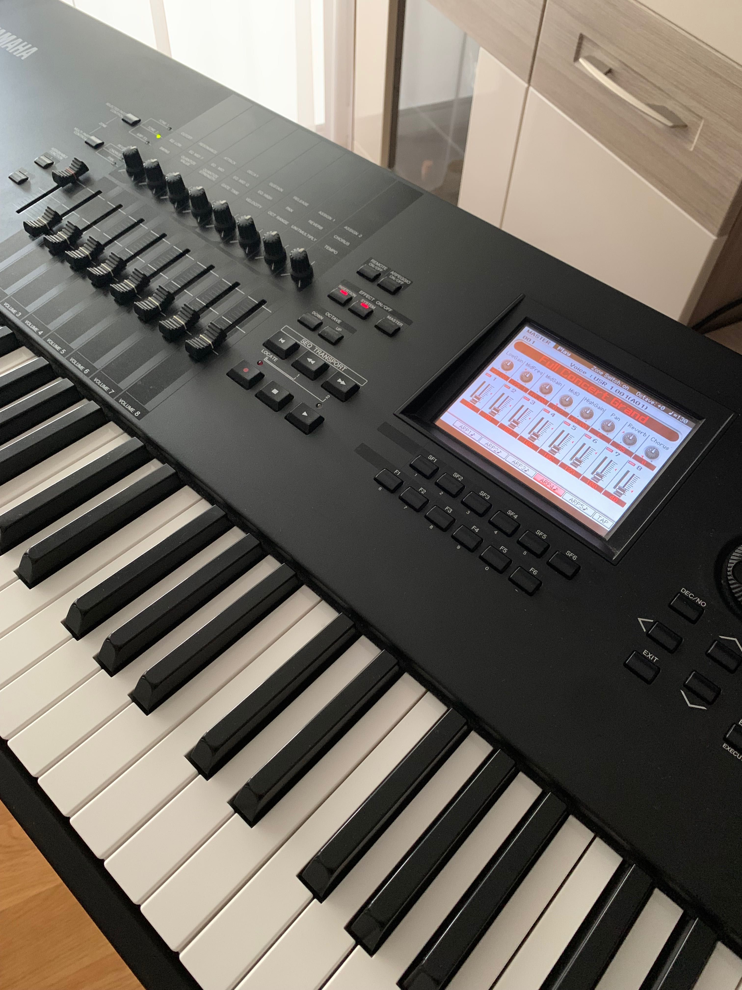 Yamaha MOTIF XF8 + case + 2 GB