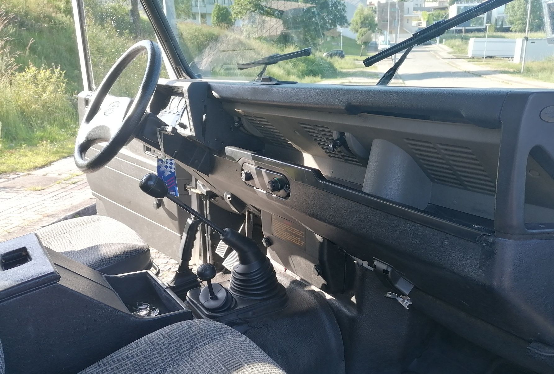 Land Rover Defender 90 2.5 300 TDi - 6 Lugares de Livrete