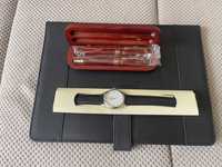 Подарунковий набір годинник, дві ручки в коробці і папка