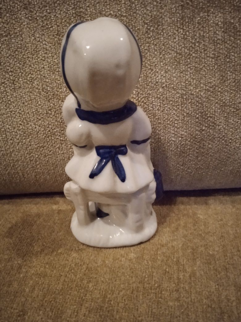 Porcelanowa figurka. ,, Dziewczynka z psem "'