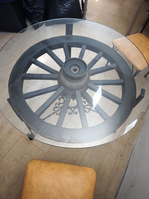 Mesa Antiga de madera roda de carro e 4 cadeiras