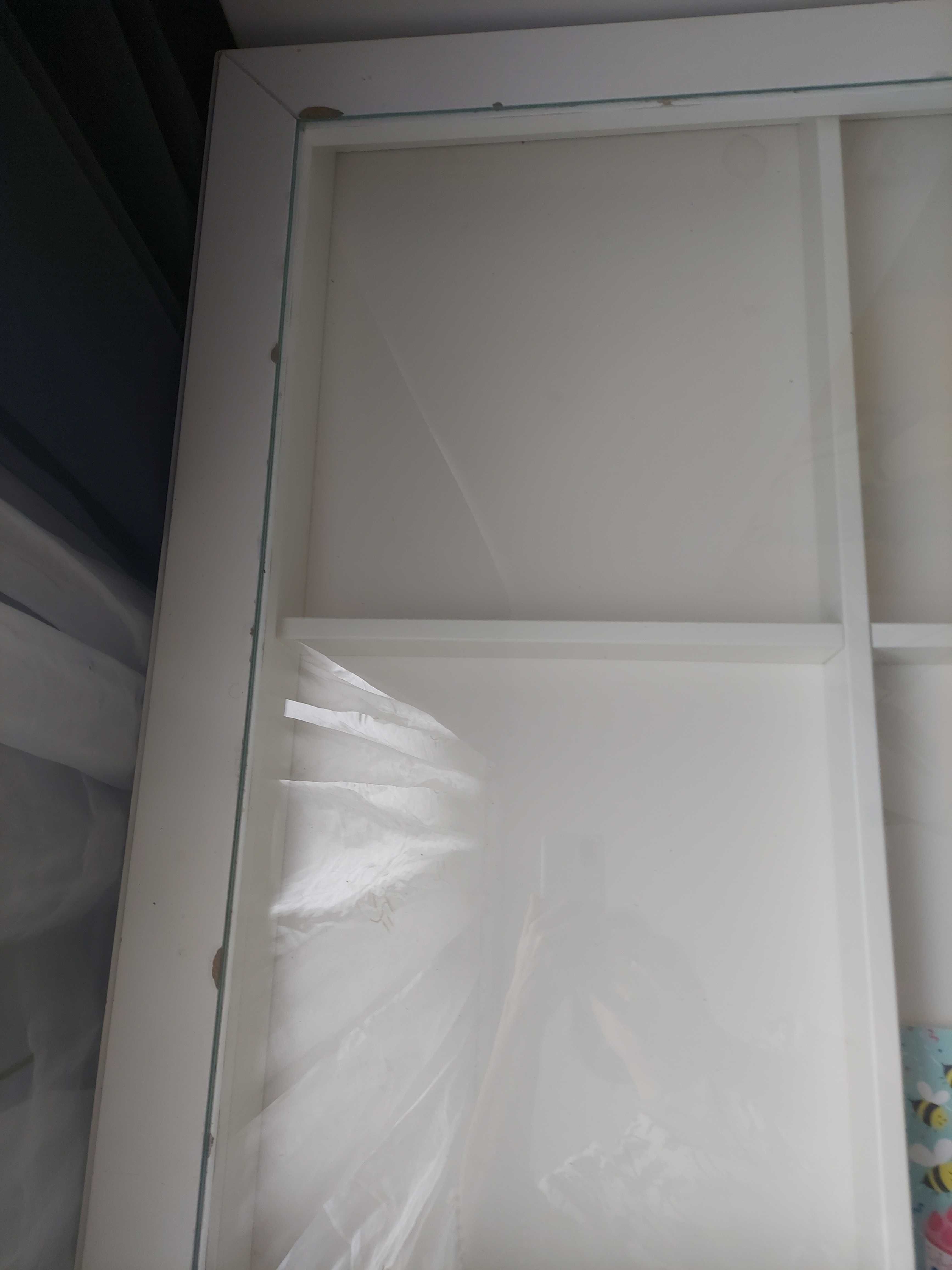 Stolik Ikea z przeszklonym blatem i wysuwaną szufladą