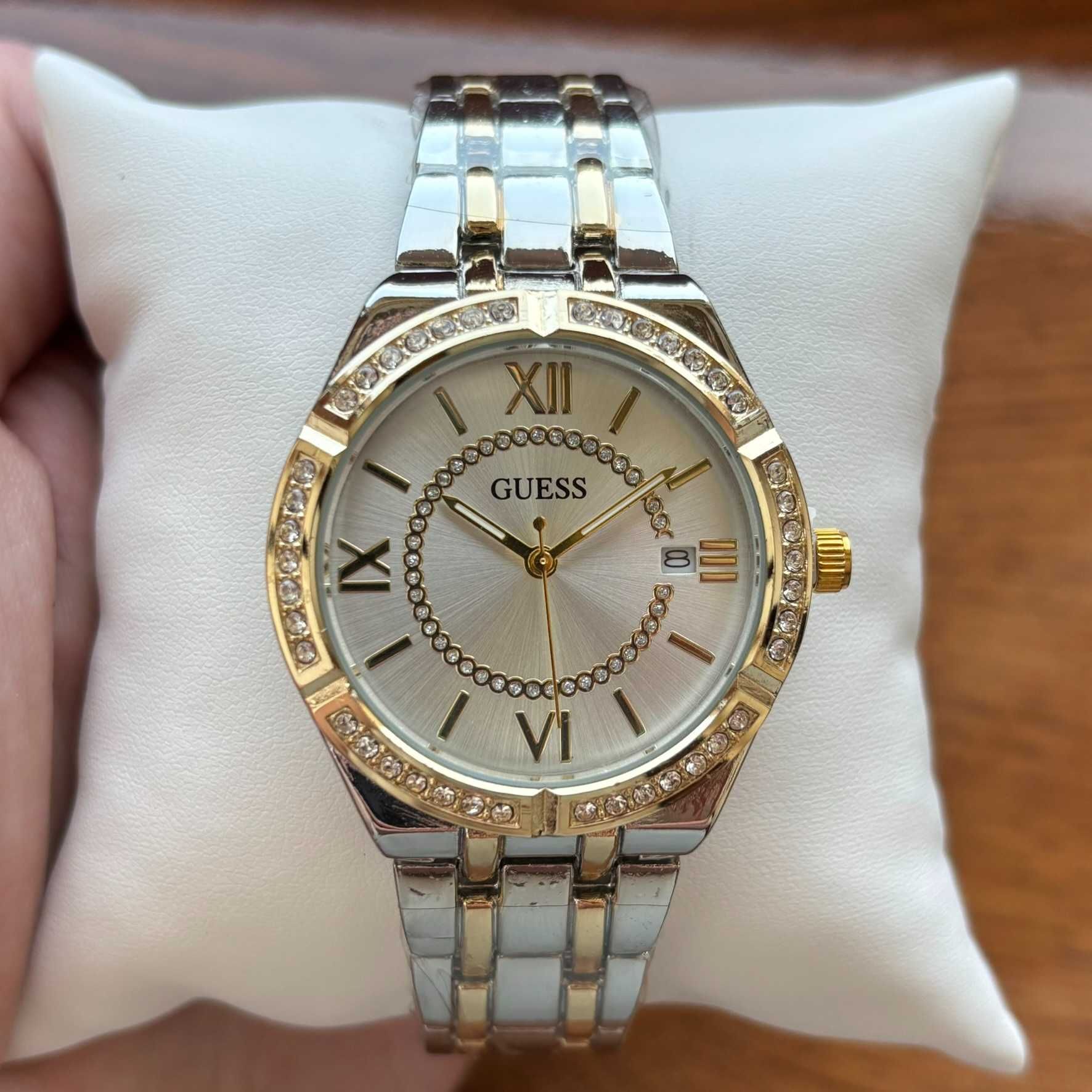 Жіночий годинник на браслеті Guess комбінованого кольору