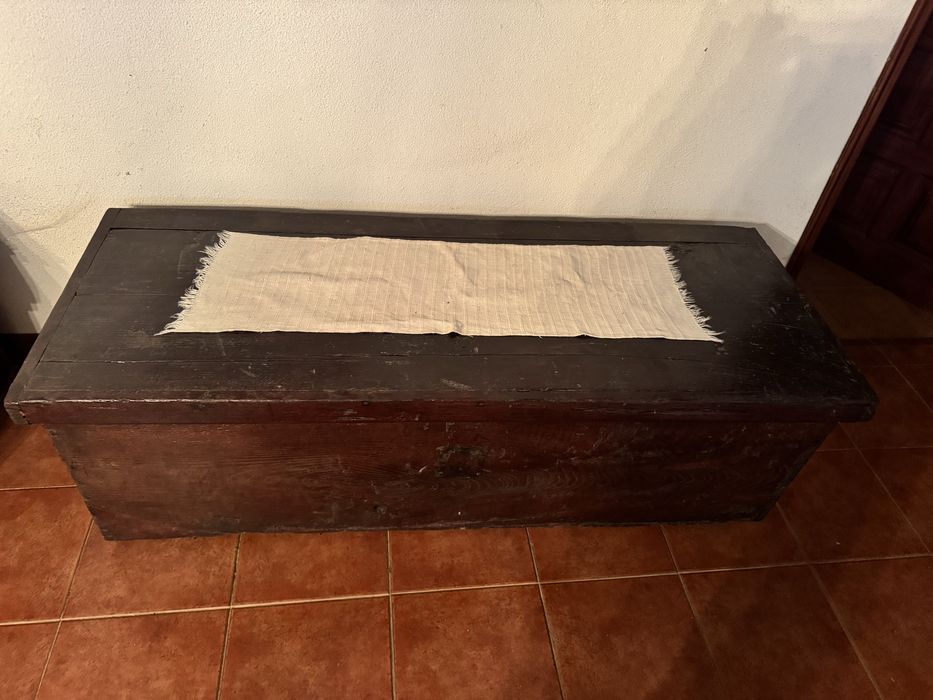 Vendo arcas antigas preguiceiro e lavatorios e camas ferro antigas