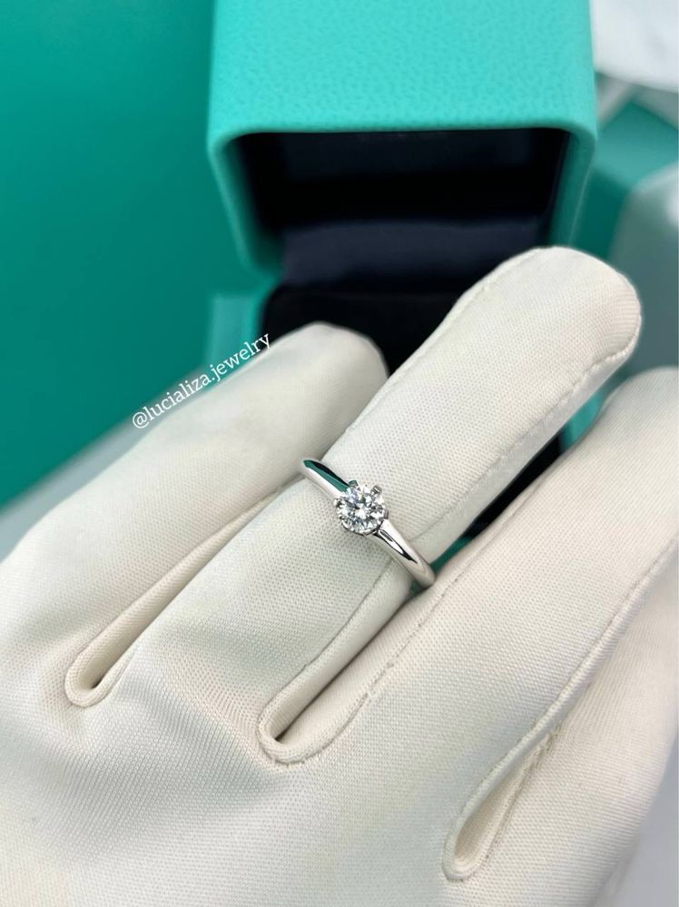 Кольцо в стиле Tiffany&Co  Белое золото  750