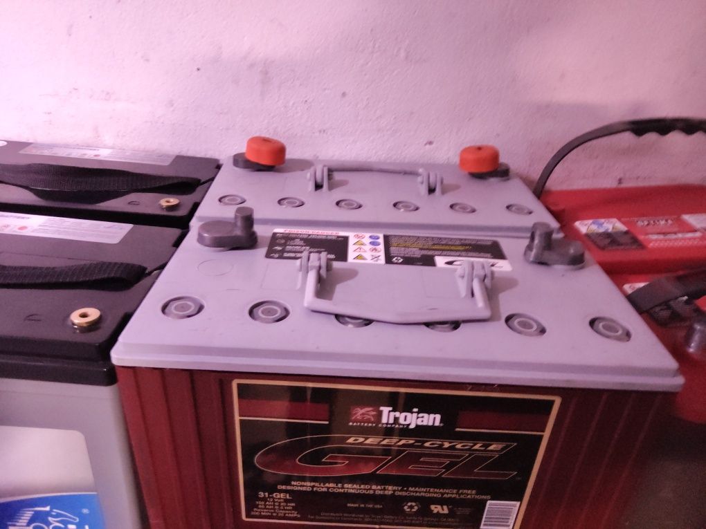 Baterias para máquinas e caravanas .