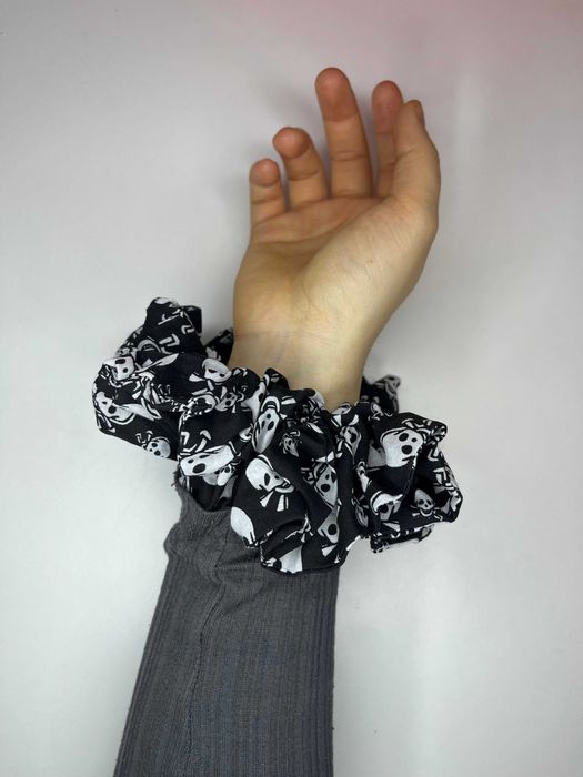 Duża halloweenowa gumka scrunchie – czarna z motywem czaszek, handmade