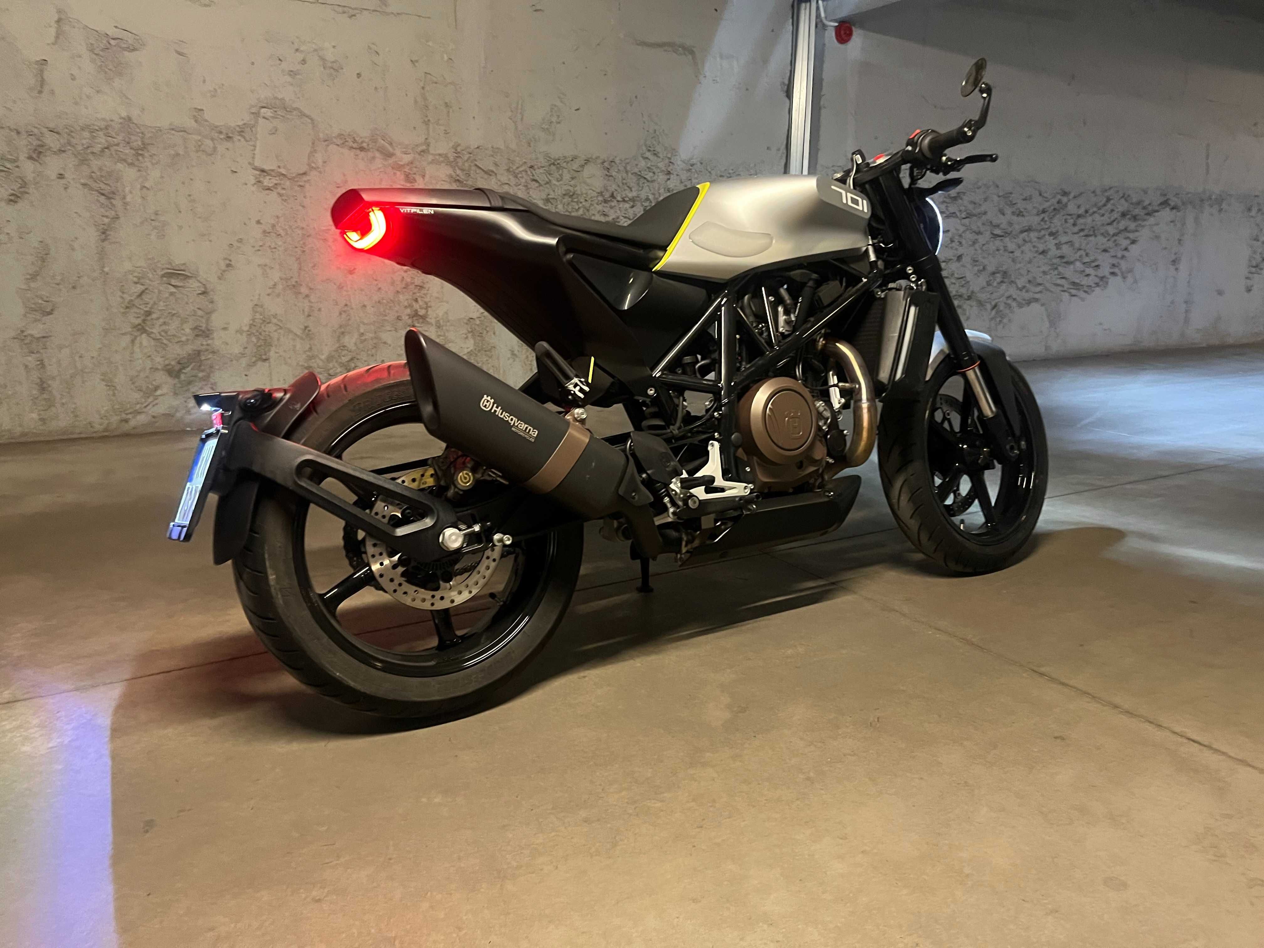 husqvarna vitpilen 701 ktm duke 690